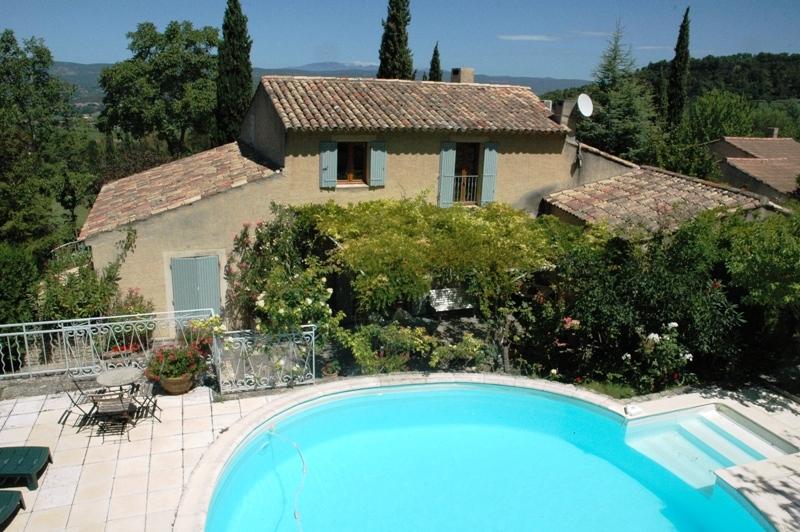 En bordure d'un village du Luberon, belle villa avec vue sur le Mont Ventoux